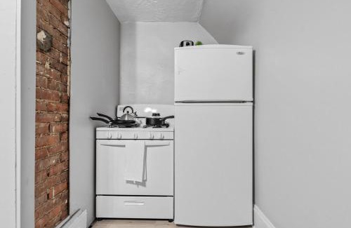 Little Italy Apartamento | King Bed 2 TVs Fast Wifi Pet Friendly!