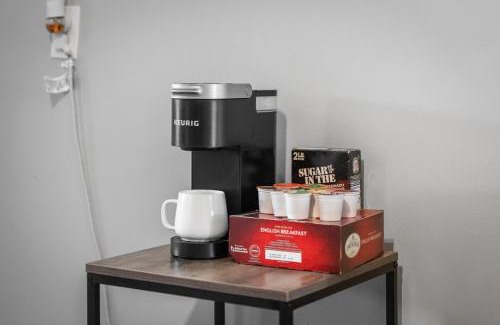 Little Italy Apartamento | King Bed 2 TVs Fast Wifi Pet Friendly!