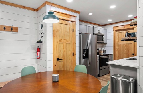 Great Valley Condominio | King Bed, A/C, Pickleball, Patio w/ Grill
