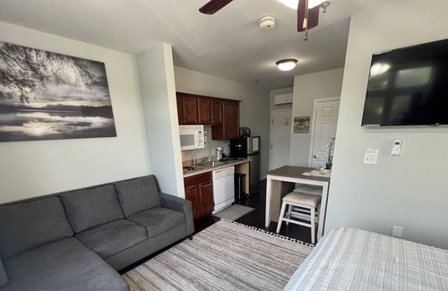 Huddleston Complejo | King bed corner studio Mariners Resort w/ Amenities indoor pool