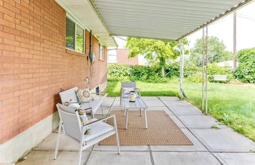 South Ogden Casa | King Bed | Cozy Living Room. |Board Games!