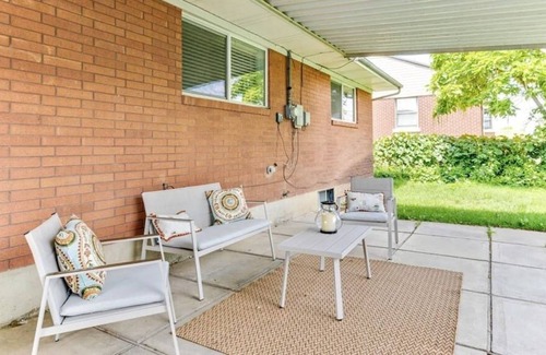 South Ogden Casa | King Bed | Cozy Living Room. |Board Games!