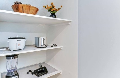 South Ogden Casa | King Bed | Cozy Living Room. |Board Games!