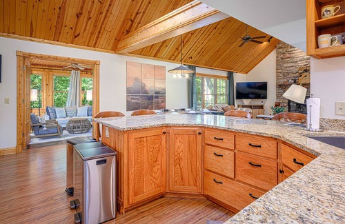 The Galena Territory Casa | King Bed : Deck w/Grill : Fireplace : Smart TVs : Pool + Gym Access : EV level 2