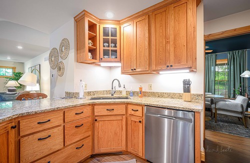The Galena Territory Casa | King Bed : Deck w/Grill : Fireplace : Smart TVs : Pool + Gym Access : EV level 2