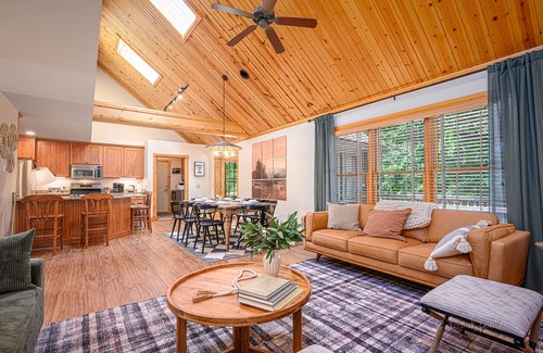 The Galena Territory Casa | King Bed : Deck w/Grill : Fireplace : Smart TVs : Pool + Gym Access : EV level 2