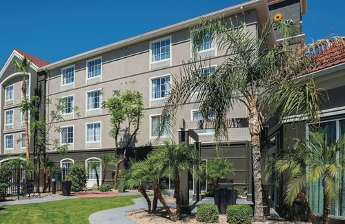 Ahwatukee Foothills Casa | King Bed Deluxe Suite at La Quinta Inn & Suites by Wyndham Phoenix Chandler