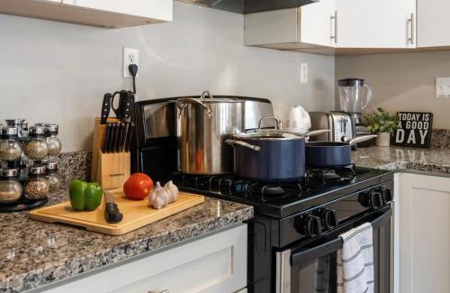 Warsaw Apartamento | King Bed Fast Internet 2 Full Baths