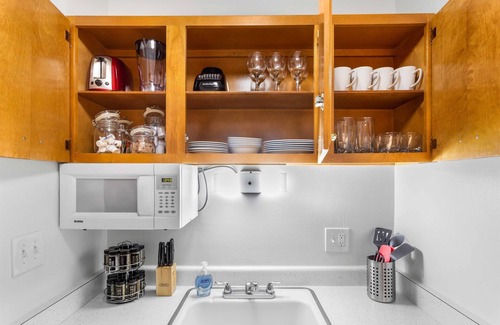 Wauwatosa Apartamento | King Bed - FAST WIFI ~ Near Froedtert ~ Undergrnd Parking