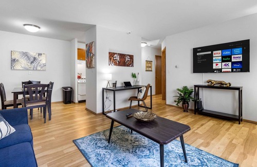 Wauwatosa Apartamento | King Bed - FAST WIFI ~ Near Froedtert ~ Undergrnd Parking