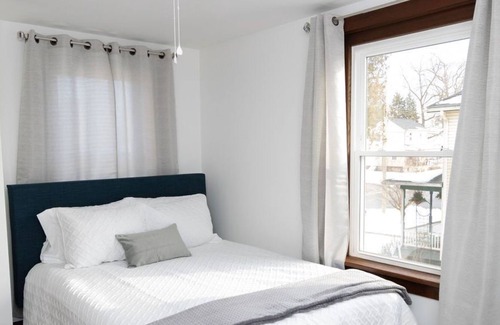 Paradise Casa | King Bed + Firepit + 3 mins to Cherry Crest Farm