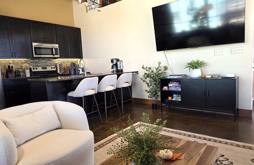 Roanoke Apartamento | King Bed, Free Garage Parking - Brick Loft in Downtown Roanoke