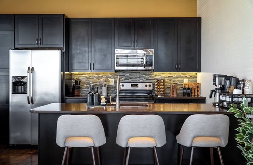 Roanoke Apartamento | King Bed, Free Garage Parking - Brick Loft in Downtown Roanoke