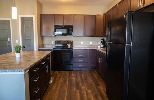 West Des Moines Apartamento | King Bed Garage Parking Gym More