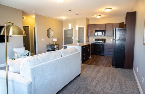 West Des Moines Apartamento | King Bed Garage Parking Gym More