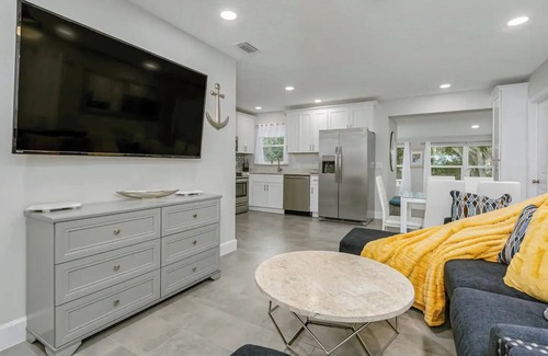 Titusville Casa | King Bed. Great Parking. Message with Questions.
