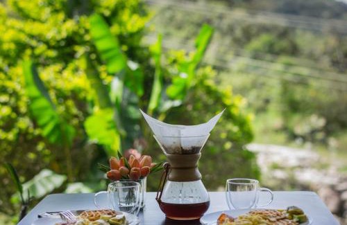 Nueva California Casa | KING BED & HOT TUB in Cloud Forest Mountains with WIFI, Volcán, Panama