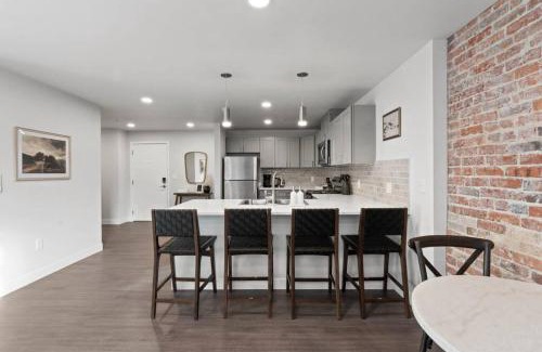 Riverside Apartamento | King Bed - J and K on Main Luxury Apartment 306