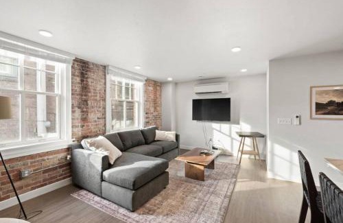 Riverside Apartamento | King Bed - J and K on Main Luxury Apartment 306