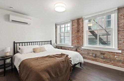 Riverside Apartamento | King Bed - J and K on Main Luxury Apartment 306