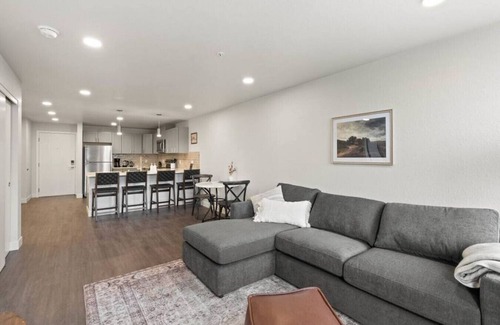 Riverside Apartamento | King Bed! - J&K on Main Luxury Apartment 303