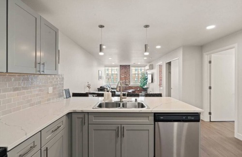 Riverside Apartamento | King Bed! - J&K on Main Luxury Apartment 303