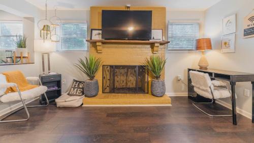 Five Points South Casa | King bed open floorplan in heart of Bham