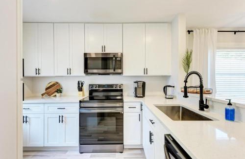Bay Acres Casa | King Bed & Patio, Minutes to the Beach