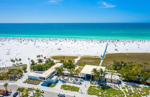 Bay Acres Casa | King Bed & Patio, Minutes to the Beach