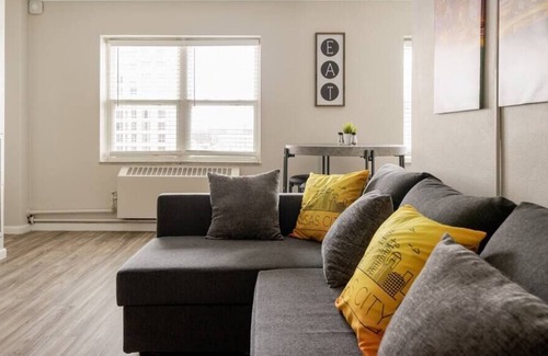 Country Club Plaza Area Apartamento | King Bed Penthouse One Blk to KC Plaza Pool/Gym