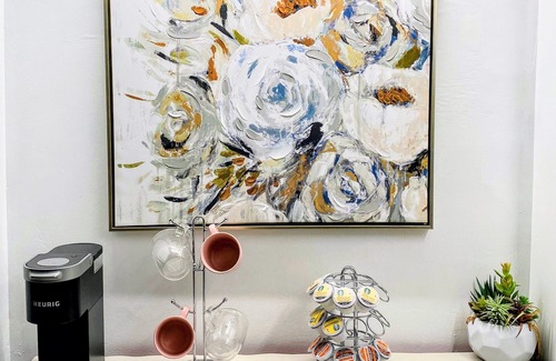 West Ridge Apartamento | King Bed, Personal Parking & In-Unit Laundry!