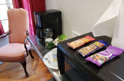 Ingram Hills Apartamento | Cama King, Privado, Keurig, Se aceptan mascotas, Cocina, Estacionamiento seguro.
