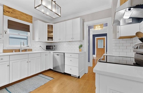 Appleton Casa | King Bed, Quiet Area, Central Location