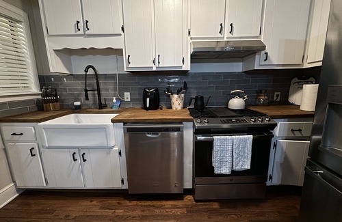 Roswell Apartamento | KING bed! Quiet & Cozy, Updated, Patio porch & fenced yard for pups!