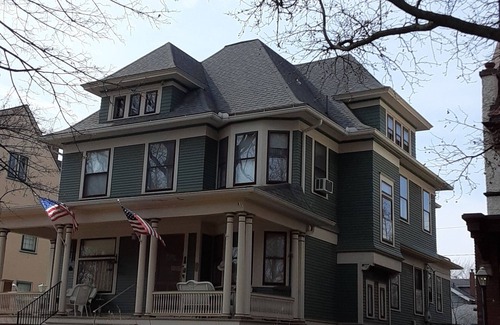 Downtown Toledo Casa | King Bed, Shared Bath, Sitting Room or Full-size Bed in Historic Victorian Inn