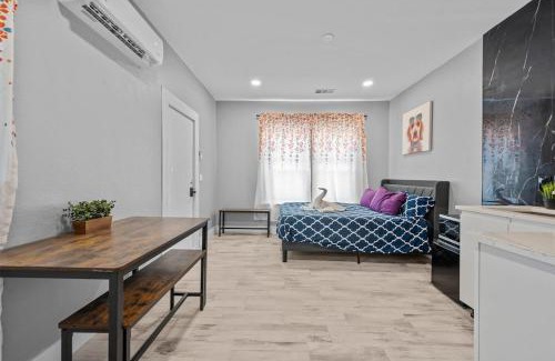 Houston Heights Apartamento | King Bed & Spacious Hideaway for One or Two
