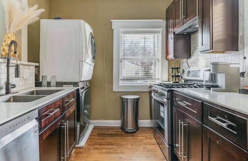 Midtown Apartamento | King Bed @ The MadiZEN. No Cleaning Fee! Central Midtown Location!