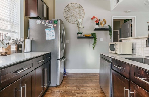 Midtown Apartamento | King Bed @ The MadiZEN. No Cleaning Fee! Central Midtown Location!