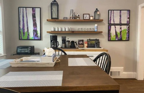 Roswell Apartamento | KING bed + walk to food & nature. Long-Term Okay!