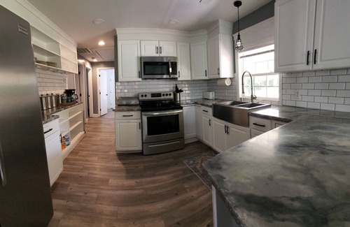 Jeffersonville - Clarksville Casa | King Bedroom, Outdoor Cabana w/ Bed Swing, Quiet House Minutes to D/T Louisville