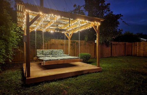 Jeffersonville - Clarksville Casa | King Bedroom, Outdoor Cabana w/ Bed Swing, Quiet House Minutes to D/T Louisville