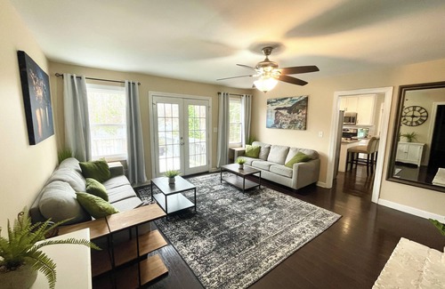 Charlotte Casa | King beds, 2 Living Rooms Fast WIFI, 6th Convertible Bedroom Available