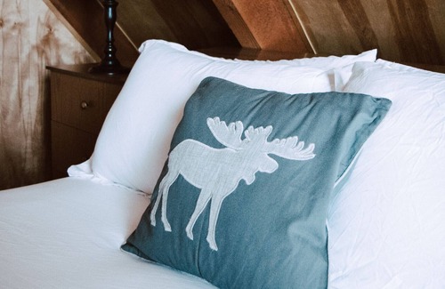 Cascade Cabina | King Hill Cottage - A river view cabin in Cascade