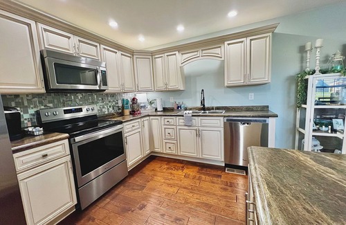 Lily Casa | King Luxe Retreat - Pets Welcome, Fenced Yard,