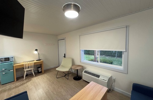 Geneva Casa | King Motel Room With Balcony - NKB