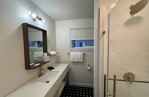 Geneva Casa | King Motel Room With Balcony - NKB