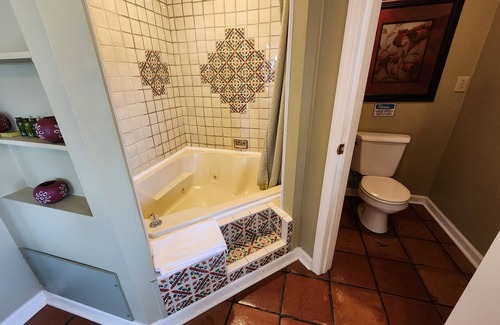 Lookout Valley Neighborhood Association Cabina | King Room with Balcony and River Views