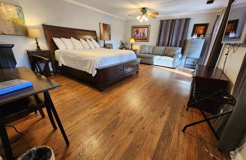 Lookout Valley Neighborhood Association Cabina | King Room with Sleeper Sofa and Balcony