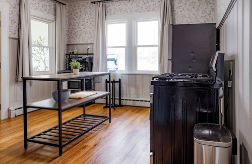 Lockport Apartamento | King Size Bed, Near Hwy, Work Desk, Parking Just A Few Feet Away