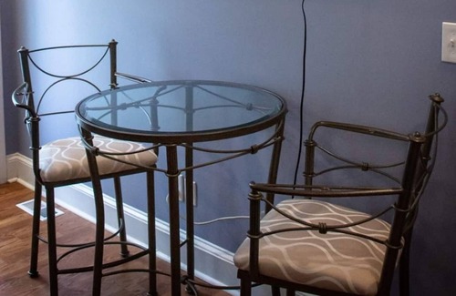 Mint Hill Cama Y Desayuno | King size bed on quiet wooded property, near 485